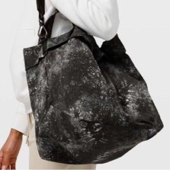 lululemon athletica Handbags - NWOT Lululemon slouchy tote - water resistant gym & yoga bag w/ multiple pockets